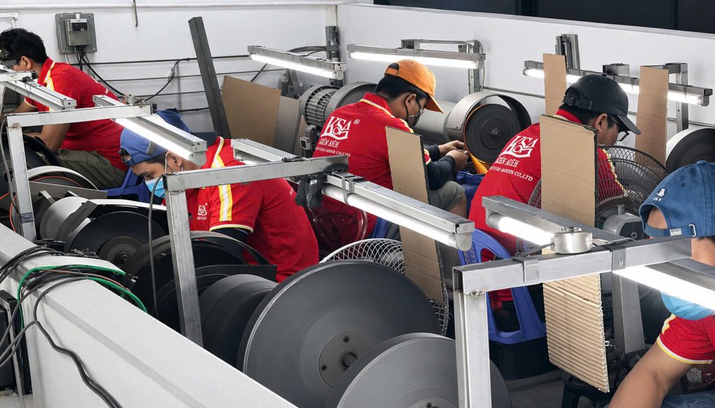 Xưởng sản xuất kềm cắt da KSA và đội ngũ công nhân tại TP.HCM